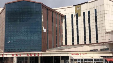 Kars'ta Rüzgar Hastanenin Dis Cephe Kaplamalarini Uçurdu