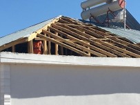 Kuvvetli Rüzgar Çati Uçurdu