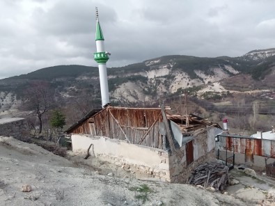 Siddetli Rüzgar Caminin Çatisini Uçurdu