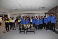 Sporcular Kupa Ve Madalyalari Ile Baskan Sahiner'i Ziyaret Etti