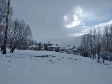 Tunceli'nin Yüksek Kesimlerimde Kar Yagisi Etkili Oldu