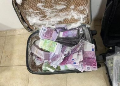 Valizlerden dolar ve euro fışkırdı!