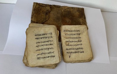 Yüzlerce Yillik El Yazmasi Kitabi Satmaya Çalisirken Yakalandi