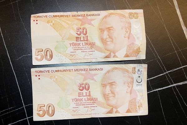 Cebinizde servet yatıyor olabilir! Kasiyerlik yaparken fark etti! 50 TL’nin sağ üst köşesinde…