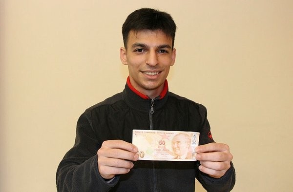 Cebinizde servet yatıyor olabilir! Kasiyerlik yaparken fark etti! 50 TL’nin sağ üst köşesinde…