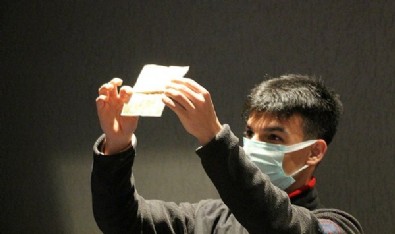 Cebinizde servet yatıyor olabilir! Kasiyerlik yaparken fark etti! 50 TL’nin sağ üst köşesinde…