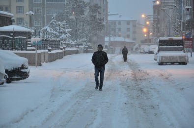 Kars Nisan Ayinda Kisi Yasiyor Açiklamasi Kente Kar Kalinligi 20 Santimetreyi Geçti