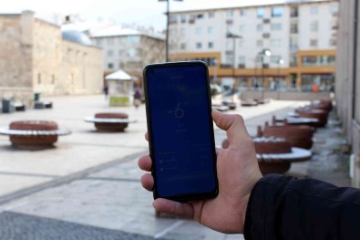 Nisan Ortasinda Karakis Geri Döndü