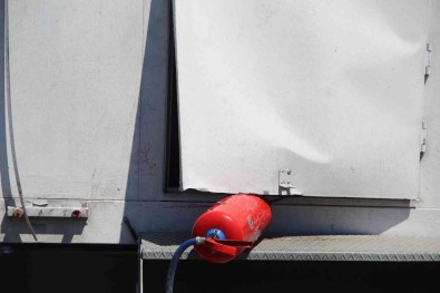 6 Katli Binanin Çatisindaki Baz Istasyonundan, 150 Kilo Agirligindaki 3 Aküyü Çaldilar