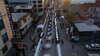 Caddeyi Trafige Kapattilar, 12 Bin Kisi Ayni Sofrada Iftar Yapti