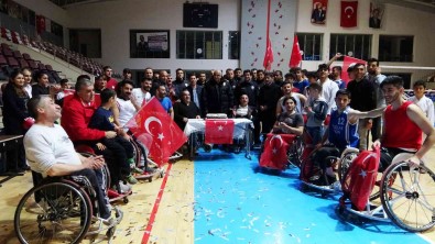 Mus'ta Kavga Ihbarina Giden Polislere Engelli Sporculardan Sürpriz Kutlama