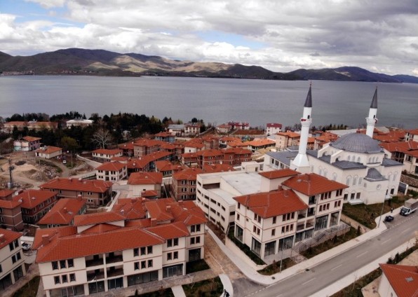 Elazığ'da depremzedelere göl manzaralı modern konutlar!