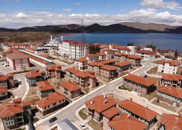 Elazığ'da depremzedelere göl manzaralı modern konutlar!