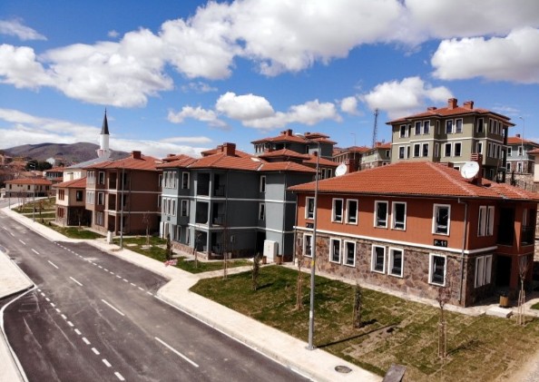 Elazığ'da depremzedelere göl manzaralı modern konutlar!