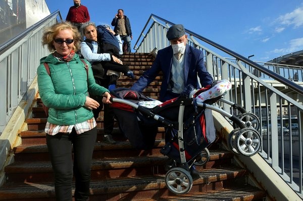 İETT mağduriyet yarattı! Bakıma alınan asansör nedeniyle engelli yaşlı ve bebeklileri zor durumda kaldı!