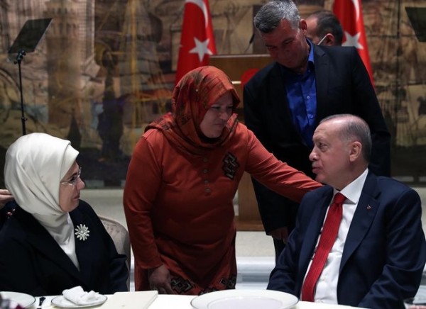 İftar programında duygusal anlar! Azra Gülendam Haytaoğlu'nun annesi Emine Erdoğan'a sarılarak ağladı