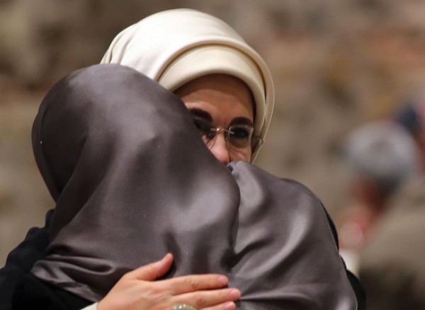 İftar programında duygusal anlar! Azra Gülendam Haytaoğlu'nun annesi Emine Erdoğan'a sarılarak ağladı