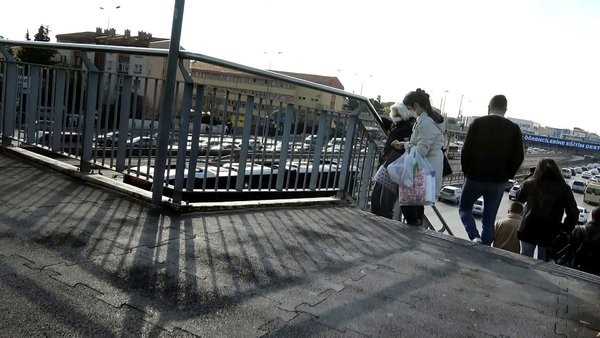 İETT mağduriyet yarattı! Bakıma alınan asansör nedeniyle engelli yaşlı ve bebeklileri zor durumda kaldı!