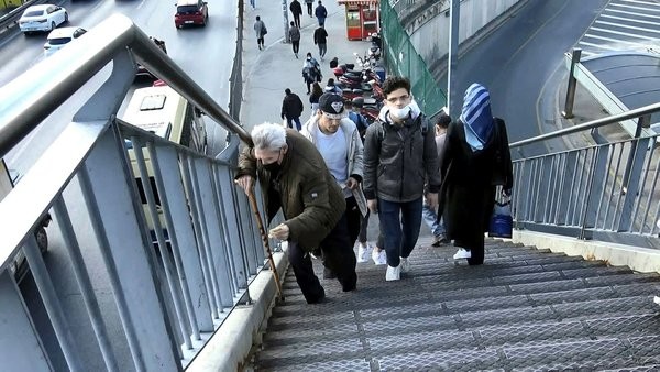 İETT mağduriyet yarattı! Bakıma alınan asansör nedeniyle engelli yaşlı ve bebeklileri zor durumda kaldı!