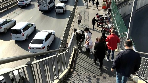 İETT mağduriyet yarattı! Bakıma alınan asansör nedeniyle engelli yaşlı ve bebeklileri zor durumda kaldı!
