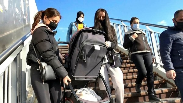 İETT mağduriyet yarattı! Bakıma alınan asansör nedeniyle engelli yaşlı ve bebeklileri zor durumda kaldı!