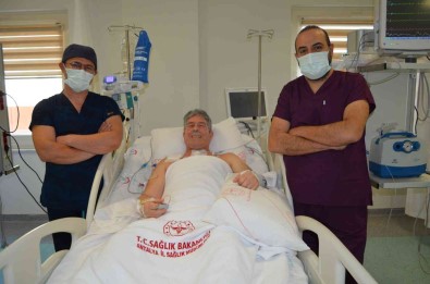 4'Lü Bypass Ameliyatindan Çikti, Hekimler Yeni Yasini Kutladi