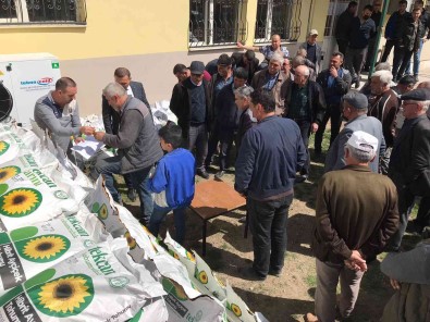 Dinar'da 113 Çiftçiye Yaglik Ayçiçegi Tohumu Dagitildi