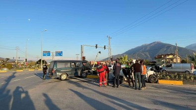 Fethiye'de Kamyonet Ile Otomobil Çarpisti Açiklamasi 5 Yarali