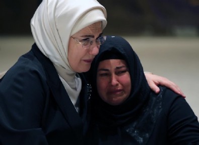İftar programında duygusal anlar! Azra Gülendam Haytaoğlu'nun annesi Emine Erdoğan'a sarılarak ağladı