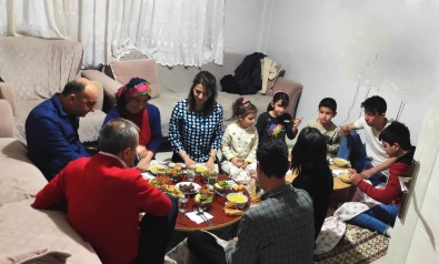 Kaymakam Atasoy Yer Sofrasinda Iftar Açti