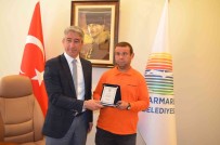 Parkta Buldugu Para Dolu Çantayi Sahibine Teslim Eden Belediye Görevlisi Ödüllendirildi