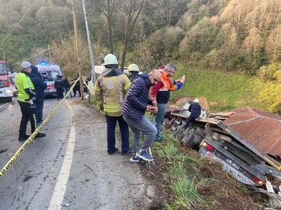 Sariyer'de Insaat Demiri Yüklü Tir Gecekondu Üzerine Devrildi