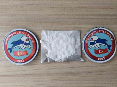 Süphe Üzerine Durdurulan Sahsin Üzerinden Uyusturucu Çikti