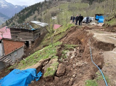 Trabzon'un Arakli Ilçesinde 8 Ev Heyelan Tehlikesi Nedeniyle Bosaltildi