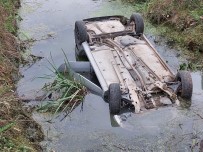 Kanala Düsen Otomobilden Kendi Imkanlariyla Kurtuldular