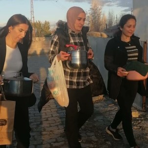 Kars'ta AK Kadinlar Iftarda Mahalle Baskanlariyla Bulusuyor
