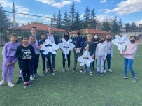 Liseli Agabeyleri Ortaokul Ögrencilerine Model Uçak Yapmayi Ögretti