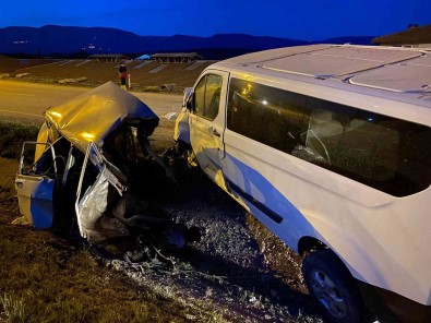 Sinop'ta Trafik Kazasinda Otomobil Ikiye Ayrildi Açiklamasi 2 Ölü, 2 Yarali