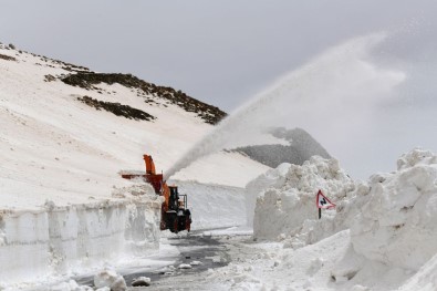 Van-Bahçesaray Yolu Ulasima Açildi