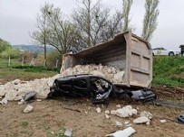 Amasya'da feci kaza: Üzerine taş yüklü kamyon devrilen aracın sürücüsü öldü
