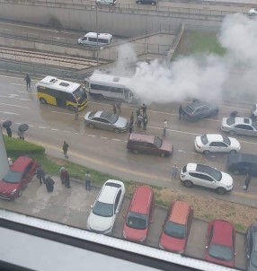 Bursa'da Servis Minibüsü Alev Alev Yandi, Isçiler Canlarini Zor Kurtardi