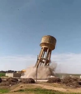 Dev Su Deposu Saniyeler Içinde Yikildi