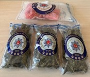 Motosikletçi Kaskinda Gizlenen Uyusturucu Polise Takildi