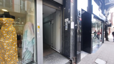 Sisli'nin Göbeginde Ilginç Hirsizlik Açiklamasi Apartmanin Giris Kapisini Söküp Çaldi