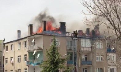 Tokat'ta Apartmanin Çatisi Alevlere Teslim Oldu