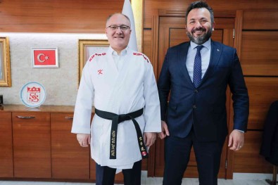 Vali Ve Belediye Baskani Karate Kiyafeti Giydi