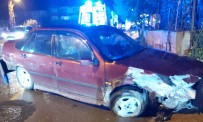 Yagmurlu Yolda Viraji Alamayarak Duvara Çarpti Açiklamasi 5 Yarali