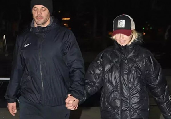 Hadise'den sürpriz paylaşım!