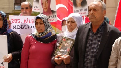 Diyarbakir'da 25 Yillik Muhtar, Oglu Için Ailesiyle Evlat Nöbetine Katildi