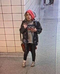 Kanada'da Metro Istasyonunda Bekleyen Kadin Raylara Itildi